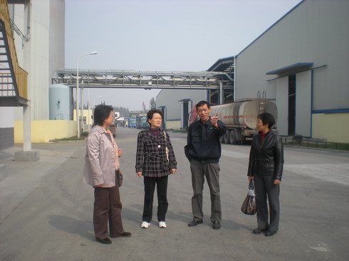 安徽省/图为侯宇翔(左二)副处长考察粮油工厂